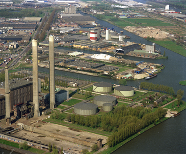 805569 Luchtfoto van het Uraniumkanaal met de Kernhaven, Protonhaven, en de Mesonhaven op het industrieterrein Lage ...
